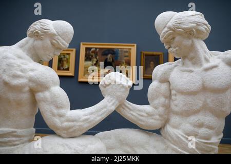 Nationalmuseum der bildenden Künste, Tirana, Albanien. Statue von Armringen Stockfoto