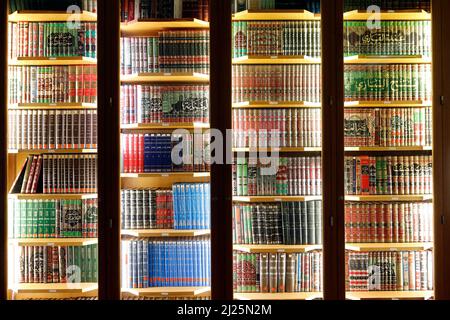 Islamische Bücher des Glaubens und Gesetze Problem. Genfer Moschee. Stockfoto