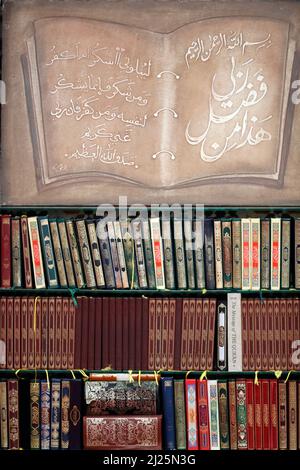 Islamische Bücher des Glaubens und Gesetze Problem. Genfer Moschee. Stockfoto