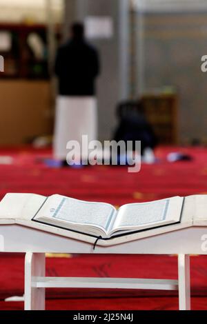 Gebetsraum und offener Koran in der Genfer Moschee. Stockfoto