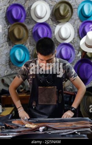 Leder- und Hutgeschäft und Werkstatt in Cuenca, Ecuador Stockfoto