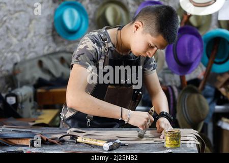 Leder- und Hutgeschäft und Werkstatt in Cuenca, Ecuador Stockfoto