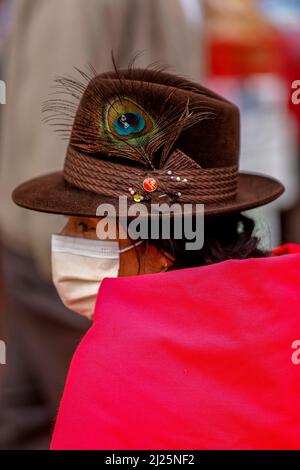 Indigene Frau mit Gesichtsmaske in Cuenca, Ecuador Stockfoto