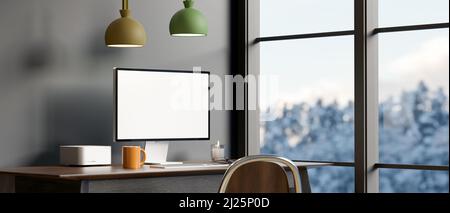 Moderner privater Büroraum mit stilvollen Hängelampen und Computerarbeitsplatz, Computer-Desktop-Modell und Zubehör auf dem Tisch in der Nähe des großen Fensters. Stockfoto