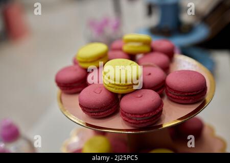 Französische Makkaroni. Der zarteste Kuchen ist ein Keks aus zwei glatten Hälften, der mit strangigen Füllungen befestigt ist. Französisches Gebäck aus Eiweiß. Fren Stockfoto