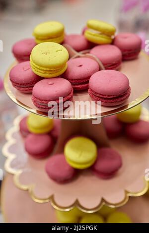 Französische Makkaroni. Der zarteste Kuchen ist ein Keks aus zwei glatten Hälften, der mit strangigen Füllungen befestigt ist. Französisches Gebäck aus Eiweiß. Fren Stockfoto