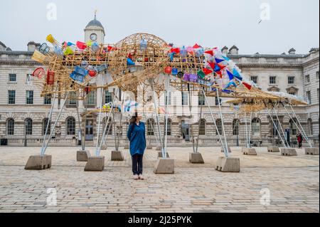 London, Großbritannien. 30. März 2022. The Arks of Gimokudan at Somerset House von dem philippinischen Künstler Leeroy New. Sie wird bis zum 26. April anlässlich des Erdtages zu sehen sein. Es handelt sich um die erste britische Anlage, die als drei umgedrehte Schiffe aus Kunststoffabfällen und recycelten Materialien gebaut wird. Die Installation greift die Kultur und Mythologien der Heimat des Künstlers auf, einem Land an der vordersten Front des Klimanotstands. Kredit: Guy Bell/Alamy Live Nachrichten Stockfoto