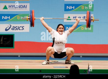 28. Nov 2009-Goyang, Südkorea-Ibrahim Mohamed Afaf aus Ägypten tritt bei den Weltmeisterschaften im Gewichtheben in Goyang, nördlich von Seoul, am 28. November 2009 in der +75kg-Gewichtheben-Schnatter der Frauen an. Stockfoto