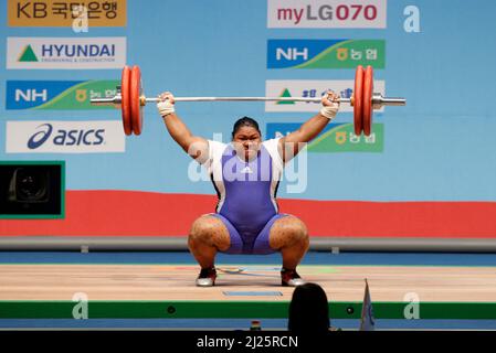 28. Nov 2009-Goyang, Südkorea-Opeloge Ele aus Samoa tritt bei den World Gewichtheben Championships in Goyang, nördlich von Seoul, am 28. November 2009 in der +75kg-Gewichtheben-Schlinge der Frauen an. Stockfoto