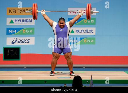 28. Nov 2009-Goyang, Südkorea-Opeloge Ele aus Samoa tritt bei den World Gewichtheben Championships in Goyang, nördlich von Seoul, am 28. November 2009 in der +75kg-Gewichtheben-Schlinge der Frauen an. Stockfoto