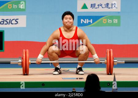 28. Nov 2009-Goyang, Südkorea-Meng Suping aus China tritt bei den World Weightlifting Championships in Goyang, nördlich von Seoul, am 28. November 2009 in der +75kg Gewichtheben-Kategorie der Frauen an. Meng gewann die Bronzemedaille bei der Veranstaltung. Stockfoto