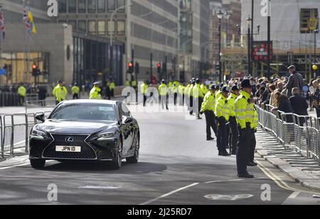 London, England, Großbritannien. Der Wagen des japanischen Botschafters (Lexus LS500h AWD - JPN 1D) bei Ankunft am Commonwealth Service in Westminster Abbey, London, 14.. März Stockfoto