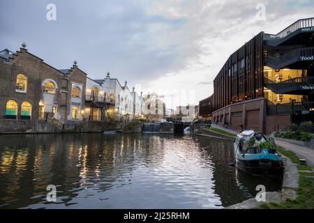 LONDON, ENGLAND - 17.. FEBRUAR 2022: Camden Lock am Regent's Canal an einem Winterabend Stockfoto