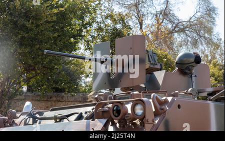 m2 Maschinengewehr-Browning auf einem gepanzerten Personnel-Trägerfahrzeug, Militärparade. Krieg schwere Waffe, Bäume Hintergrund. Armeeausrüstung für Kampf und Def Stockfoto