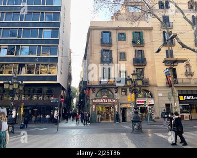 Menschen, die in den Straßen von Barcelona spazieren Stockfoto
