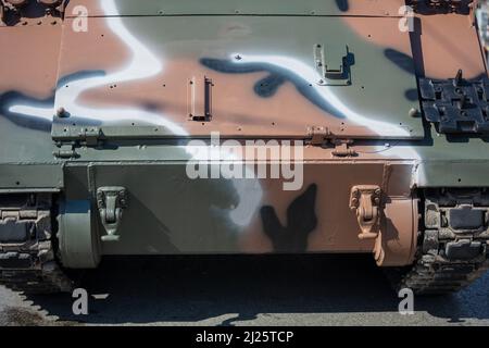 M113 gepanzerte Personallabtträger APC, Militärparade. Kriegswaffe, Tarnfarbe getracktes Fahrzeug, Nahaufnahme. Armeemaschine für Kampf und Verteidigung Stockfoto