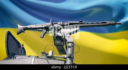 Ukraine Maschinengewehr auf einem gepanzerten Personnel Carrier Revolver. Militärische schwere Waffe, ukrainische Flagge Hintergrund. Armeeausrüstung für Krieg und Verteidigung Stockfoto