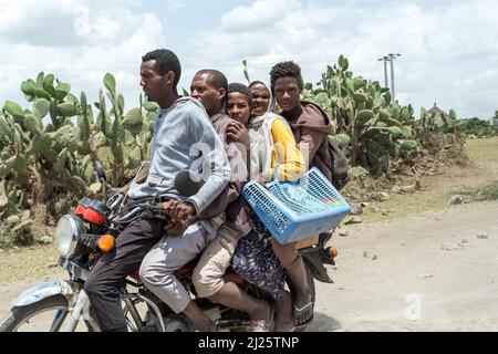 Oromia Region, Äthiopien - 16. Mai 2019: Einfache Menschen, Familie reist mit dem Fahrrad in die äthiopische Landschaft. Alltag auf Äthiopien, Region Oromia, ETH Stockfoto