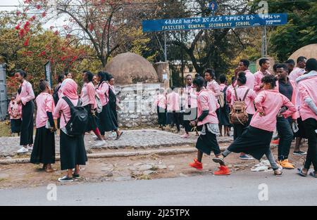 GONDAR, ÄTHIOPIEN, APRIL 22,2019, äthiopische Studenten in Uniform hinter der Fasiledes-Sekundarschule in Gondar City. Gondar, Äthiopien, April 22. 2019 Stockfoto