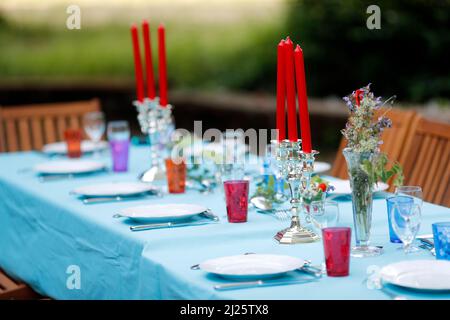 Tisch in einem Garten. Geburtstagsessen. Stockfoto