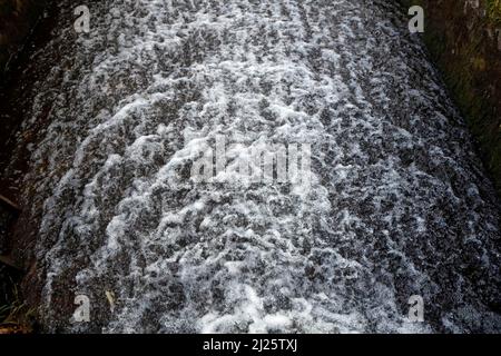 Unruhigen Wasser mit Kopf aus Schaum und Spray in weiß. Abstraktes Konzeptbild. Stockfoto