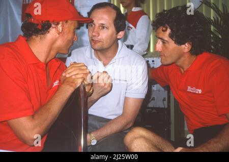 Ron Dennis (GBR) spricht mit Alain Prost (FRA) und Niki Lauda (AUT) McLaren Stockfoto