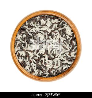 Riceberry, gemischt mit weißen Reiskörnern, in einer Holzschüssel. Riceberry, eine Reissorte aus Thailand, ein weicher, tiefvioletter Vollkornreis. Stockfoto