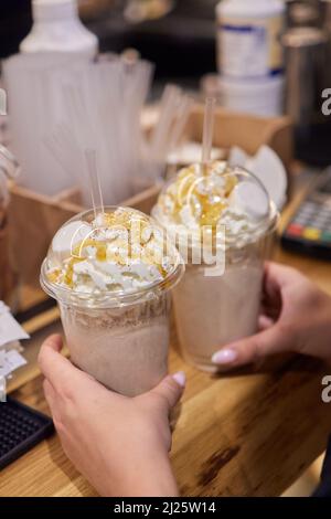 Schokoladensüßes Frosting exreme Milchshake mit Donut und Süßigkeiten. Crazy Freakshake Food Trend. Speicherplatz kopieren Stockfoto