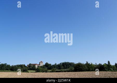 Lanscape im Jura mit französischem alten Schloss. Feld und Landwirtschaft. Stockfoto