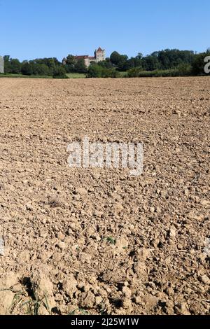 Lanscape im Jura mit französischem alten Schloss. Feld und Landwirtschaft. Stockfoto