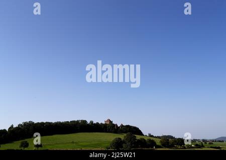 Lanscape im Jura mit französischem alten Schloss. Stockfoto