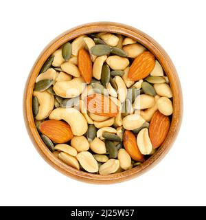 Nuss-Samen-Mischung, in einer Holzschale. Ungesalzene und knusprige Mischung aus gerösteten Erdnüssen, Cashewkernen, Kürbiskernen und Mandeln. Nahaufnahme von oben. Stockfoto