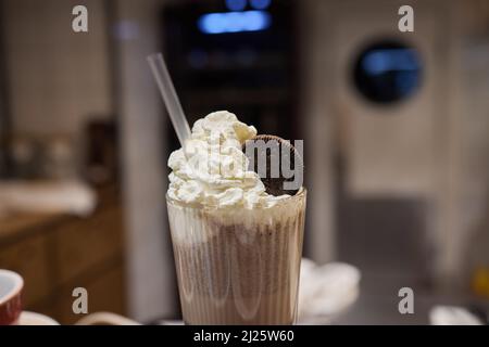 Schokoladensüßes Frosting exreme Milchshake mit Donut und Süßigkeiten. Crazy Freakshake Food Trend. Speicherplatz kopieren Stockfoto