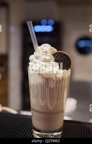 Schokoladensüßes Frosting exreme Milchshake mit Donut und Süßigkeiten. Crazy Freakshake Food Trend. Speicherplatz kopieren Stockfoto