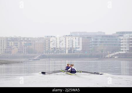 Oxford Men während einer Trainingseinheit auf der Themse in London. Bilddatum: Mittwoch, 30. März 2022. Stockfoto