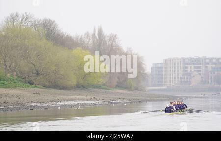 Oxford Men während einer Trainingseinheit auf der Themse in London. Bilddatum: Mittwoch, 30. März 2022. Stockfoto