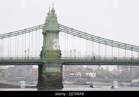 Oxford Men während einer Trainingseinheit auf der Themse in London. Bilddatum: Mittwoch, 30. März 2022. Stockfoto