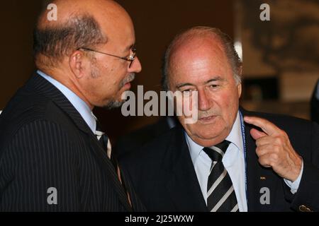 8. September 2007 – Seoul, der Südkorea-FIFA-Präsident Sepp Blatter und der AFC-Präsident Mohamed bin Hammam sprachen nach dem Treffen des Organisationskomitees auf der FIFA U-17-Pressekonferenz am 8. September 2007 in Seoul, Südkorea. Stockfoto