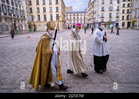 Installation des römisch-katholischen Bischofs Mgr. Luc Crepy in der Kathedrale Saint Louis, Versailles, Frankreich 04.11.2021Ankunft der Bischöfe Stockfoto