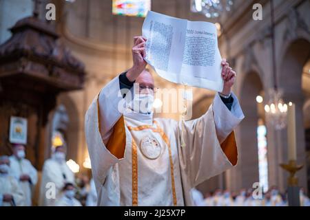 Installation des römisch-katholischen Bischofs Mgr. Luc Crepy in der Kathedrale Saint Louis, Versailles, Frankreich 04.11.2021 Stockfoto