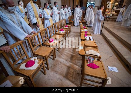 Installation des römisch-katholischen Bischofs Mgr. Luc Crepy in der Kathedrale Saint Louis, Versailles, Frankreich 04.11.2021 Stockfoto