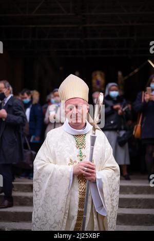 Installation des römisch-katholischen Bischofs Mgr. Luc Crepy in der Kathedrale Saint Louis, Versailles, Frankreich 04.11.2021 Stockfoto