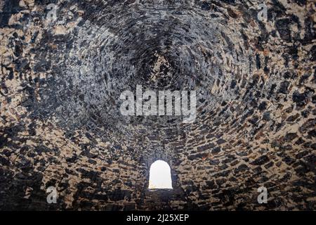 Dies ist eine geradlinige Ansicht des Innenraums eines der zehn Wildrose Charcoal-Brennöfen im Wildrose Canyon des Death Valley National Park, Kalifornien, USA. Stockfoto