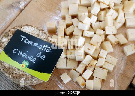 Französischer Bergkäse. Traditionelles Tomme de Savoie. Französische Alpen. Stockfoto