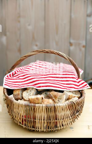 Brotscheiben (französisches Baguette) in einem Korb Stockfoto