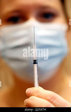 Krankenschwester im Impfzentrum COVID-19. COVID 19-Impfstoff bereit für die Impfung. Nahaufnahme der Spritze. Stockfoto