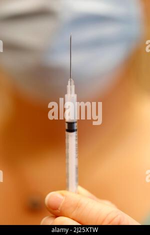 Krankenschwester im Impfzentrum COVID-19. COVID 19-Impfstoff bereit für die Impfung. Nahaufnahme der Spritze. Stockfoto