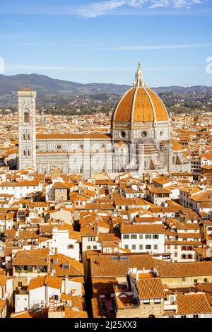 Luftaufnahme der Altstadt von Florenz mit der berühmten Kathedrale Duomo auf der Skyline Stockfoto