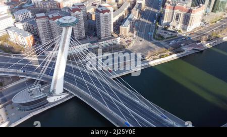 (220330) -- TIANJIN, 30. März 2022 (Xinhua) -- Luftfoto vom 27. März 2022 zeigt die Chifeng-Brücke über den Haihe-Fluss im nordchinesischen Tianjin. (Xinhua/Sun Fanyue) Stockfoto