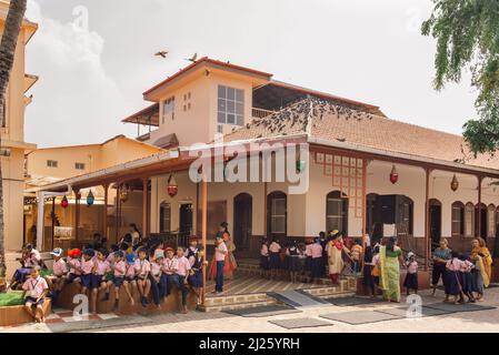 Kochi, Indien - 28. November 2015: Indische Kinder, die sich nach dem Schulgebäude ausruhen Stockfoto